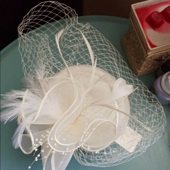 Cute hat with clip on NWT - Picture 3 of 4